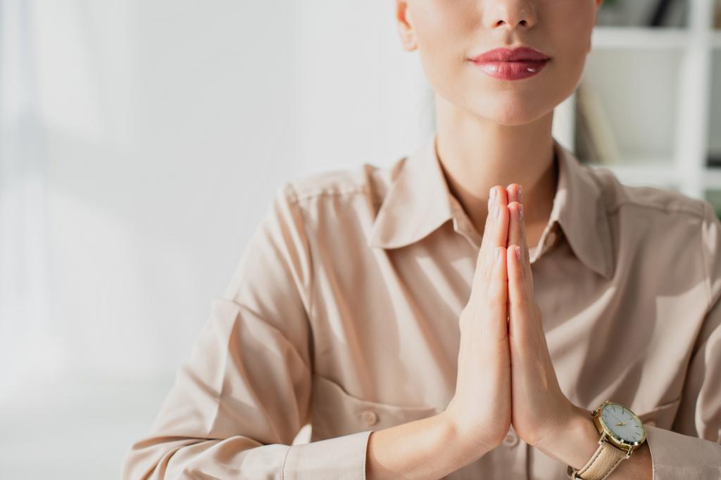 abgeschnittene Ansicht einer Geschäftsfrau, die mit namenloser Geste im Amt meditiert - Foto, Bild