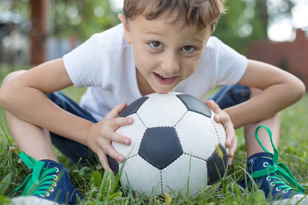 Retrato de un niño con pelota de fútbol. Concepto de deporte
. - Foto, imagen