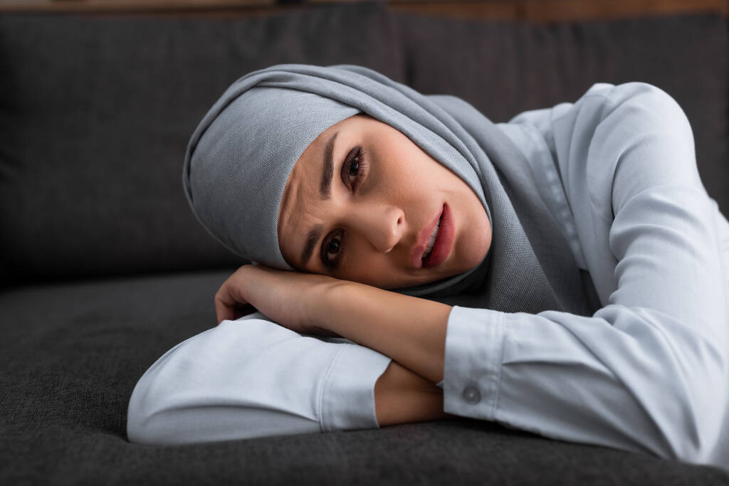 przygnębiona muzułmanka w hidżabie patrząca w kamerę, koncepcja przemocy domowej   - Zdjęcie, obraz