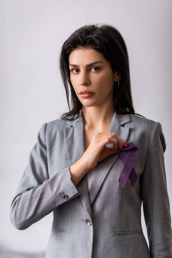 bizneswoman z fioletową wstążką na szarej koncepcji przemocy domowej  - Zdjęcie, obraz
