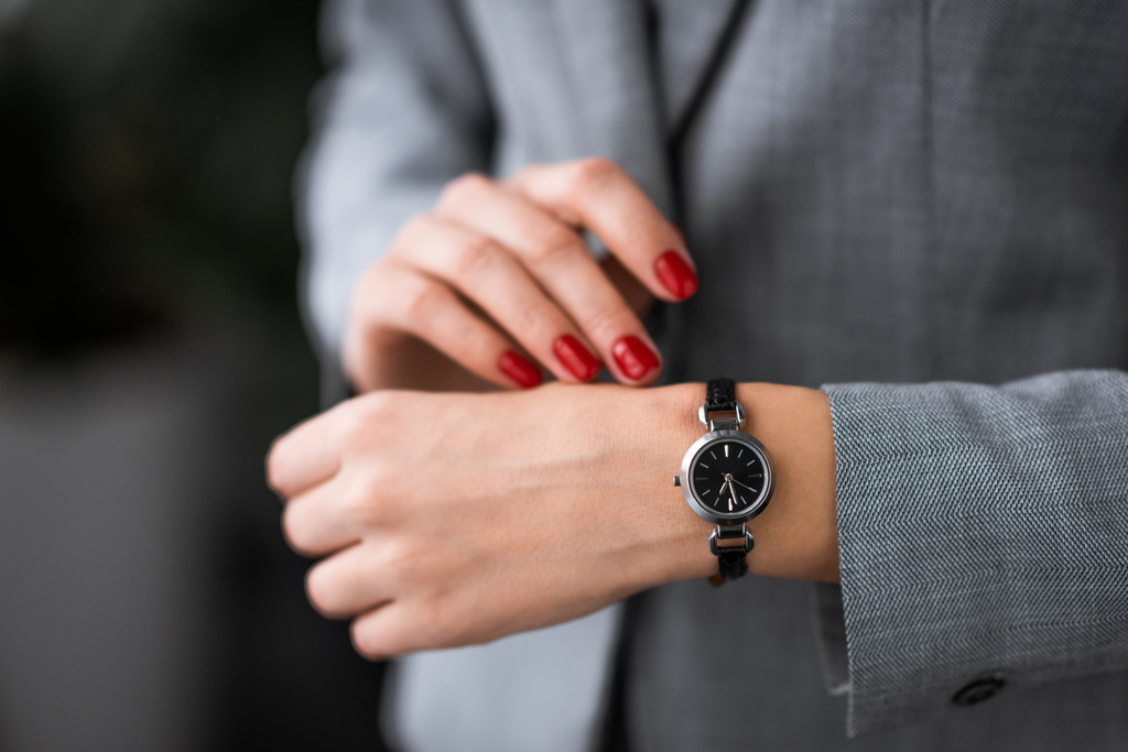 przycięty widok bizneswoman z siniakami na ręce dotykając zegarka, koncepcja przemocy domowej  - Zdjęcie, obraz