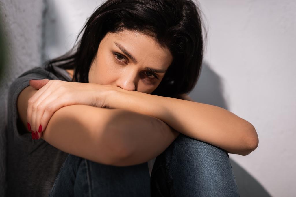 depressive Frau mit Prellungen im Gesicht, Konzept häuslicher Gewalt  - Foto, Bild