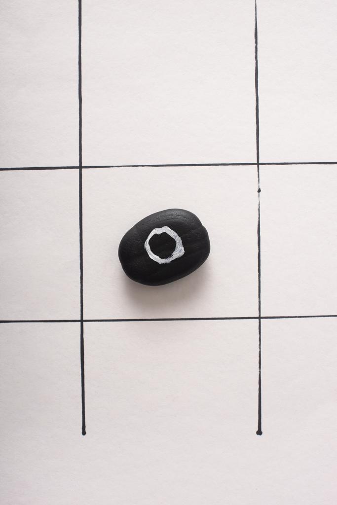 vue du haut du jeu tic tac toe avec pubble noir marqué de rien sur papier blanc
 - Photo, image