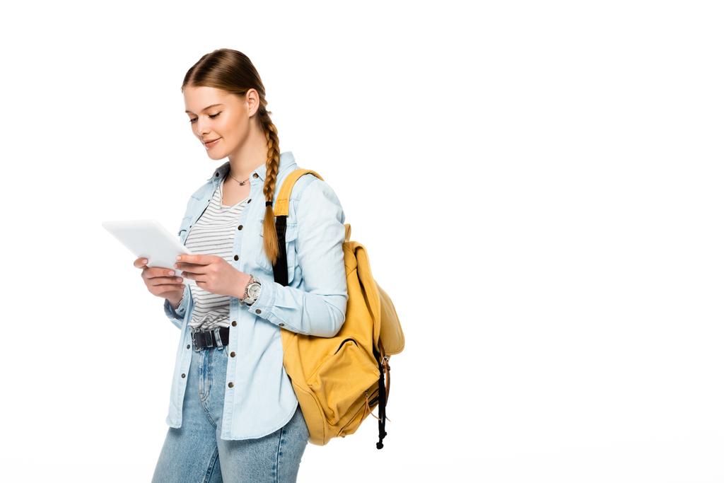 Sırt çantalı gülümseyen güzel öğrenci elinde dijital tabletle beyaza izole edilmiş. - Fotoğraf, Görsel