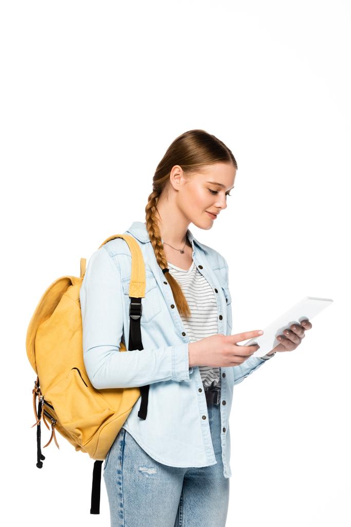 uśmiechnięty student z plecakiem trzymający cyfrowy tablet na białym - Zdjęcie, obraz