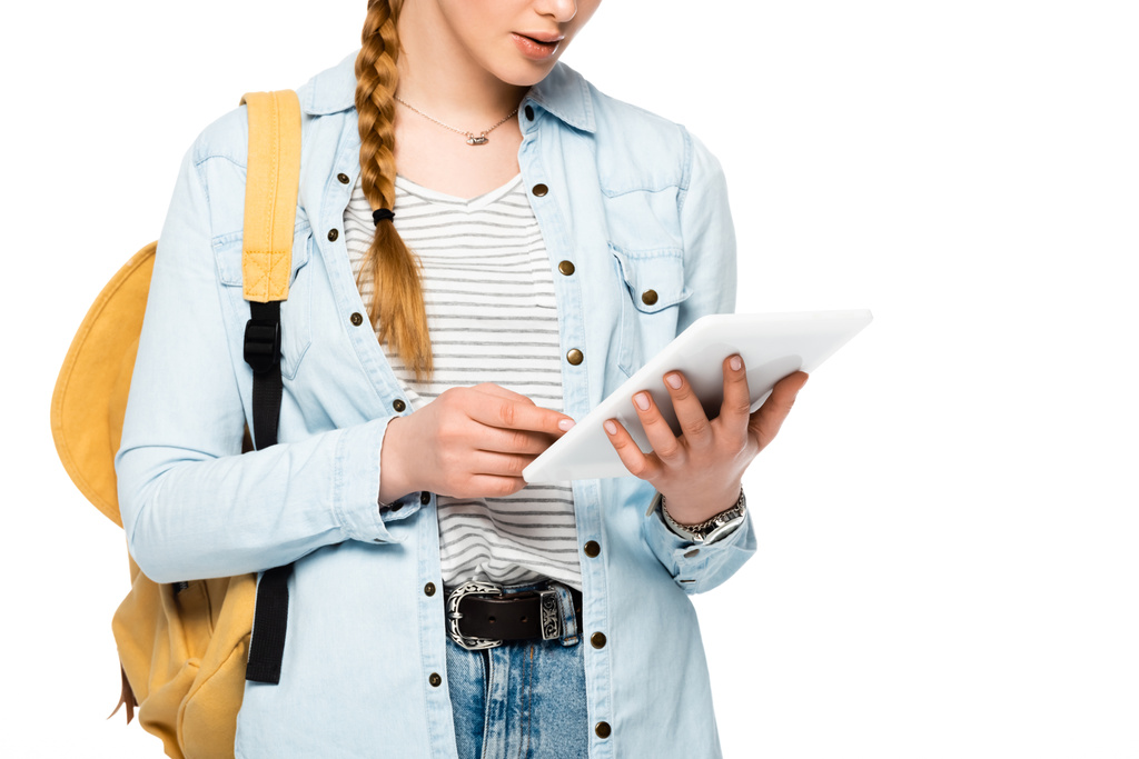 bijgesneden weergave van student met rugzak met digitale tablet geïsoleerd op wit - Foto, afbeelding