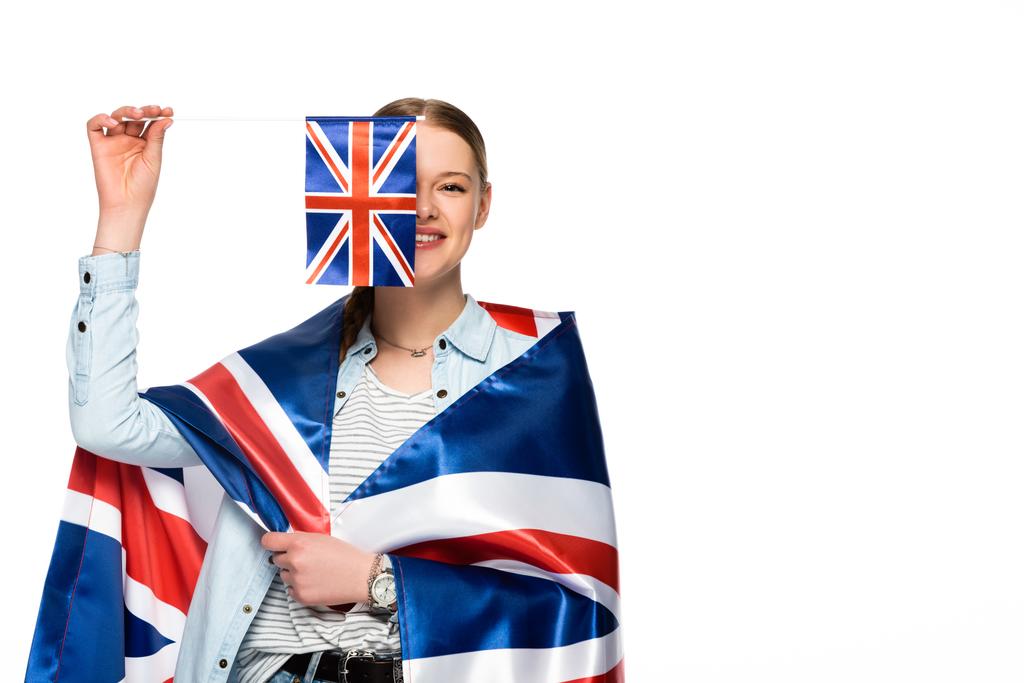 Ευτυχισμένο όμορφο κορίτσι με σκοτεινό πρόσωπο και σημαίες Ηνωμένο Βασίλειο απομονώνονται σε λευκό - Φωτογραφία, εικόνα