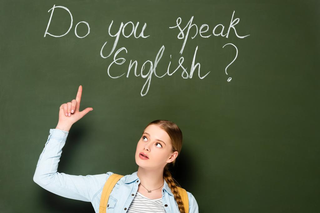menina com mochila apontando para quadro com você fala letras em inglês
 - Foto, Imagem