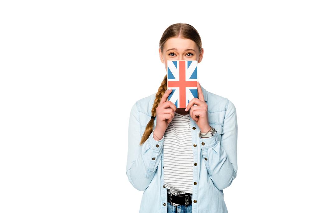 όμορφη κοπέλα με σκοτεινή πρόσωπο κρατώντας βιβλίο με σημαία Ηνωμένο Βασίλειο απομονώνονται σε λευκό - Φωτογραφία, εικόνα
