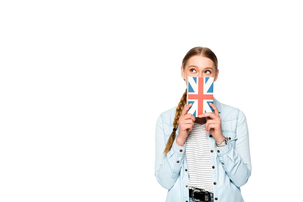 Yüzü belirsiz güzel bir kız, beyaz üzerinde İngiliz bayrağı olan bir kitap tutuyor. - Fotoğraf, Görsel