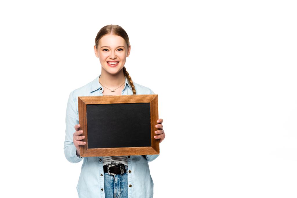 usmívající se hezká dívka s copem drží prázdnou tabuli izolované na bílé - Fotografie, Obrázek