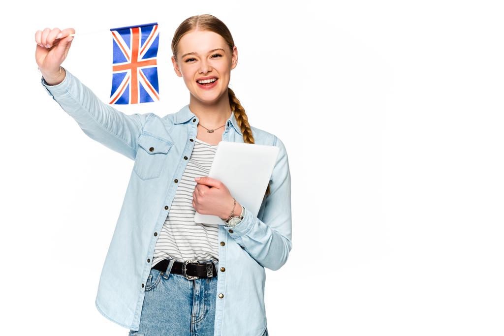 szczęśliwy ładna dziewczyna z warkocz gospodarstwa cyfrowy tablet i uk flagi izolowane na białym - Zdjęcie, obraz