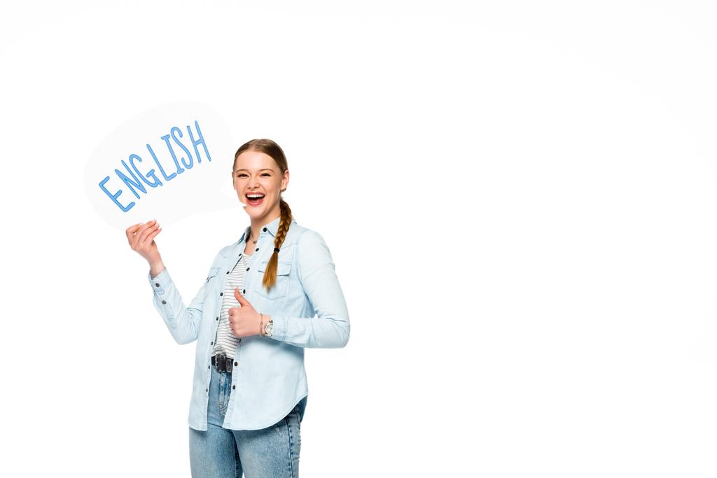 glimlachend meisje met vlecht houden spraak bel met Engels belettering en tonen duim omhoog geïsoleerd op wit - Foto, afbeelding