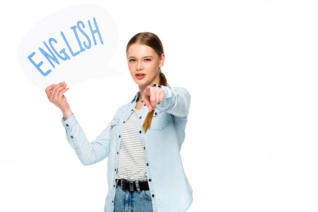 κορίτσι με πλεξούδα κρατώντας φούσκα ομιλία με τα αγγλικά γράμματα και δείχνοντας κάμερα που απομονώνονται σε λευκό - Φωτογραφία, εικόνα
