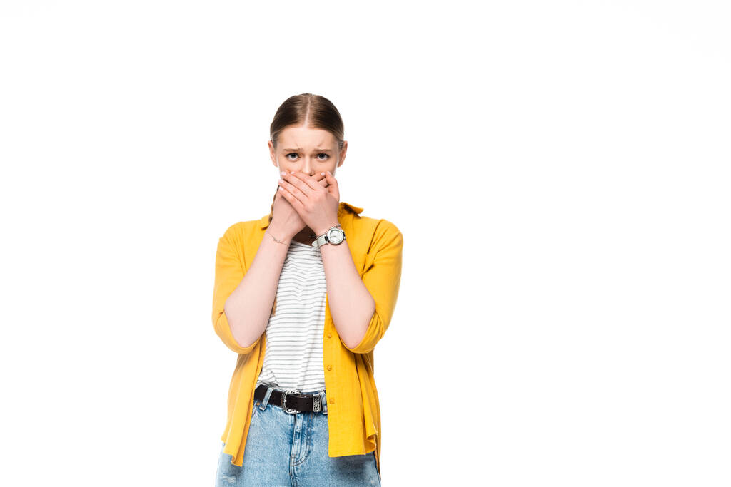 приваблива дівчина з тасьмою, що закриває рот руками ізольовано на білому
 - Фото, зображення