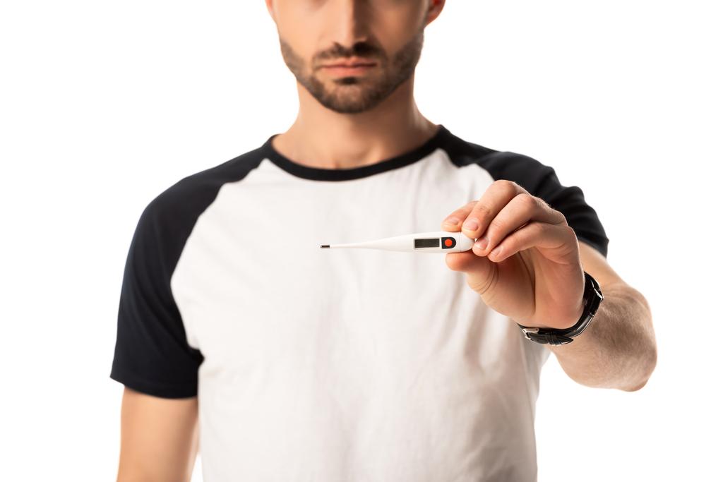 vista recortada del hombre enfermo sosteniendo termómetro digital aislado en blanco
  - Foto, imagen