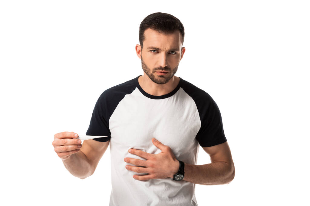 άρρωστος άνθρωπος που κρατά ψηφιακό θερμόμετρο απομονωμένο σε λευκό  - Φωτογραφία, εικόνα