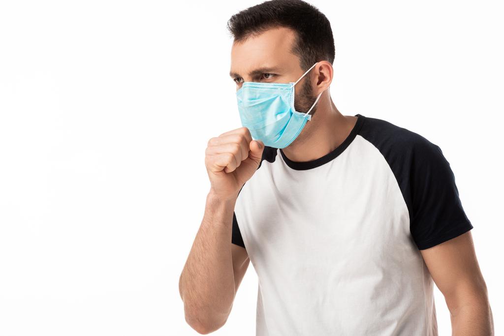 homem doente em máscara médica tosse isolada em branco
  - Foto, Imagem