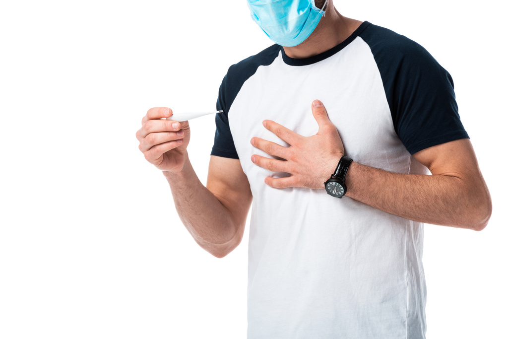 oříznutý pohled na nemocného muže v lékařské masce držícího digitální teploměr izolovaný na bílém  - Fotografie, Obrázek
