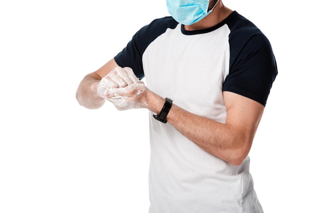 καλλιεργημένη άποψη του ανθρώπου με ιατρική μάσκα πλύσιμο των χεριών που απομονώνονται σε λευκό  - Φωτογραφία, εικόνα