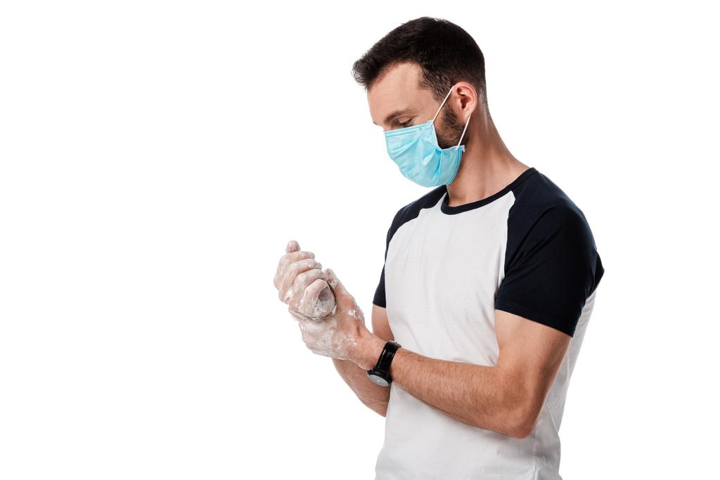 ホワイトにコピースペースで隔離された医療用マスク洗浄手の男 - 写真・画像