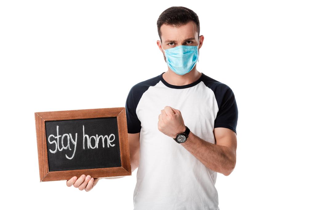 férfi orvosi maszk kezében kréta fórumon marad otthon betű és mutatja ököl elszigetelt fehér  - Fotó, kép