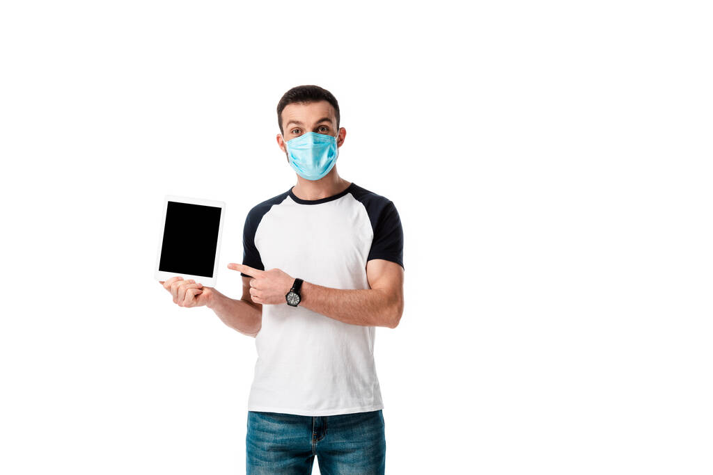 uomo in maschera medica che punta con il dito al tablet digitale con schermo bianco isolato su bianco
  - Foto, immagini