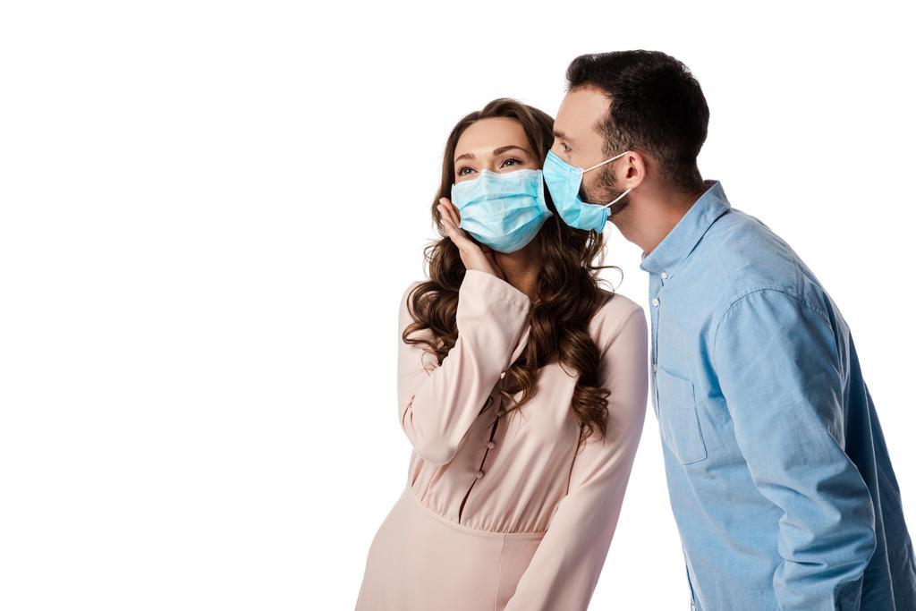 mężczyzna całuje kobieta w medyczny maska odizolowany na biały   - Zdjęcie, obraz