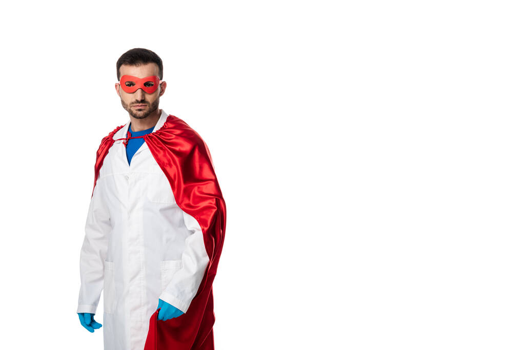 medico in costume da supereroe e cappotto bianco isolato su bianco
  - Foto, immagini