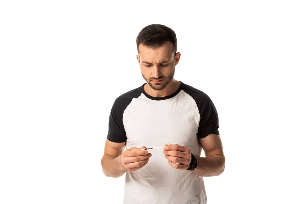 szakállas férfi néz digitális hőmérő elszigetelt fehér  - Fotó, kép