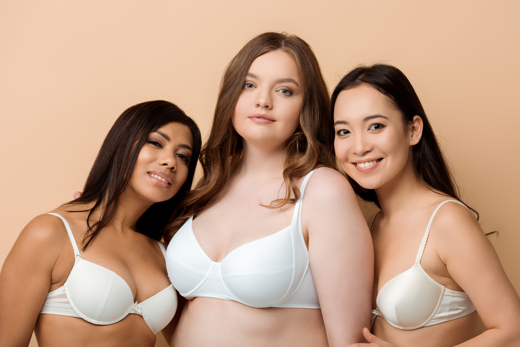 donne multiculturali felici e sovrappeso in reggiseni isolati su beige
  - Foto, immagini