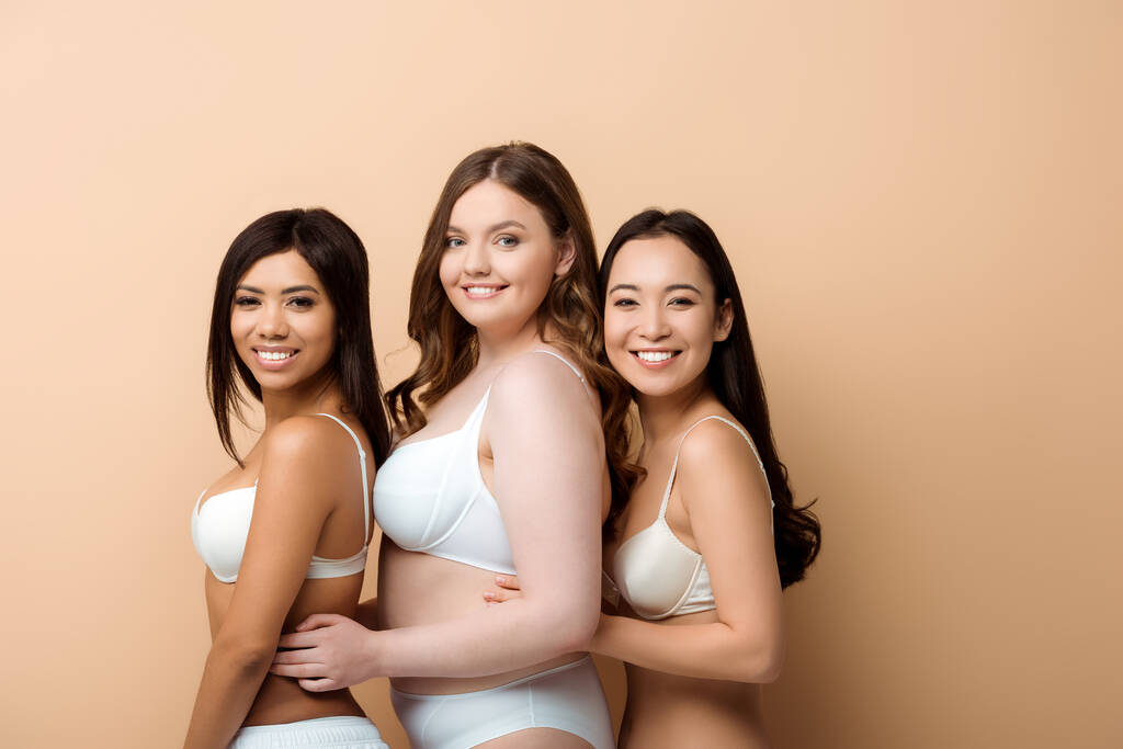 iloinen plus koko monikulttuurinen tytöt rintaliivit eristetty beige
  - Valokuva, kuva
