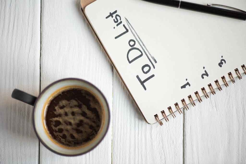Widok z góry notebooka z napisem do listy i pióro z filiżanką kawy na drewnianym tle - Zdjęcie, obraz