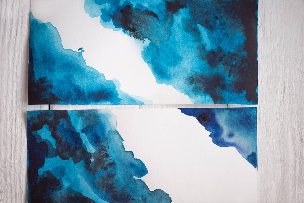 Верхній вид паперу з японським живописом з блакитним акварелем на дерев "яному тлі. - Фото, зображення