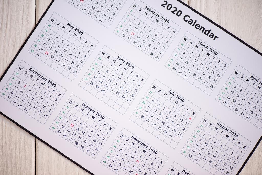 Horní pohled na kalendář 2020 na dřevěném pozadí - Fotografie, Obrázek