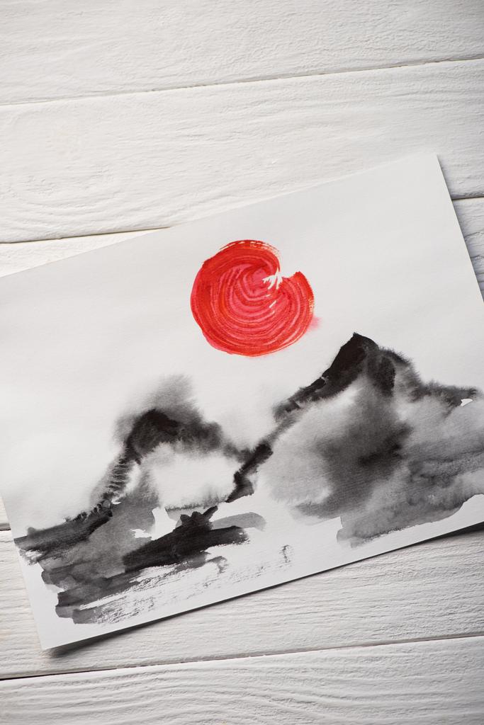 Вид сверху на бумагу с японской росписью с горлышками и красным солнцем на деревянном фоне
 - Фото, изображение