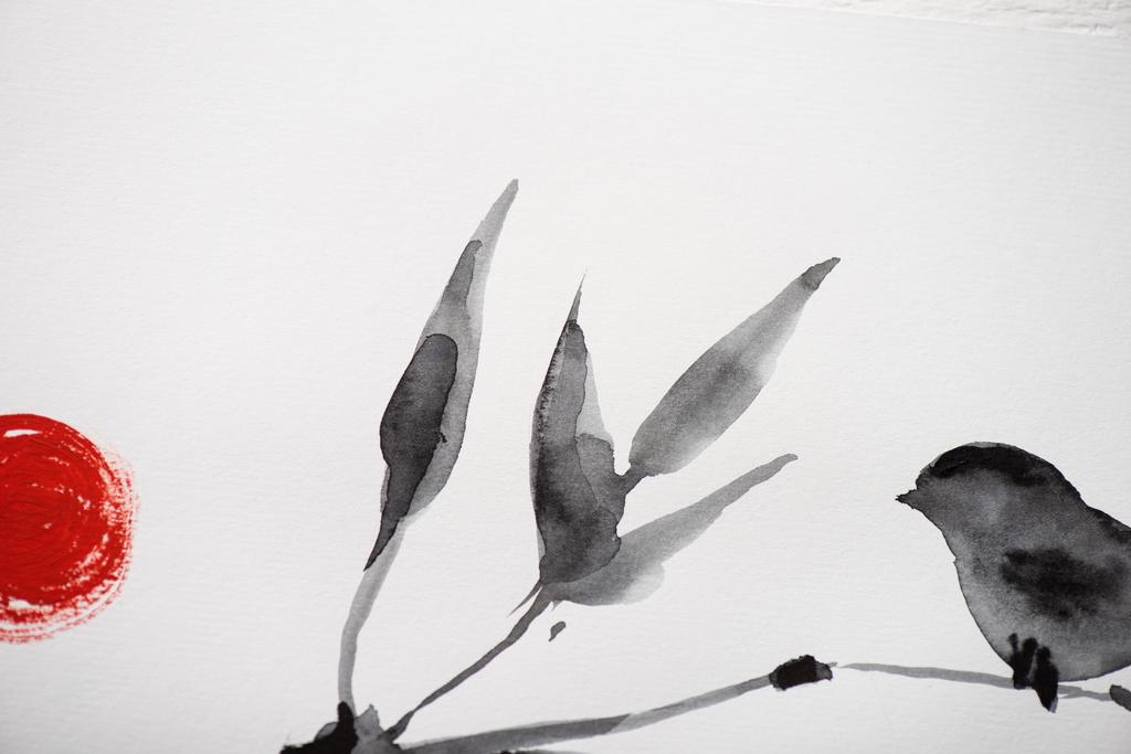 Pittura giapponese con uccello su ramo e sole su sfondo bianco
 - Foto, immagini