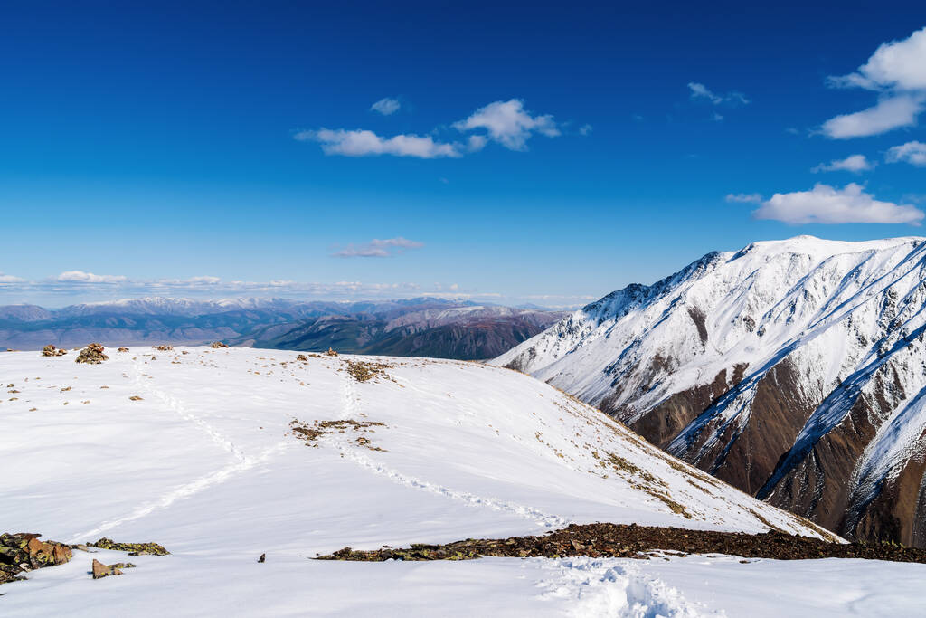 Dağ manzarası, güneşli bir günde karla kaplı bir geçit. Uchitel geçidi, Severo-Chuysky sırtı, Altai Cumhuriyeti, Rusya - Fotoğraf, Görsel