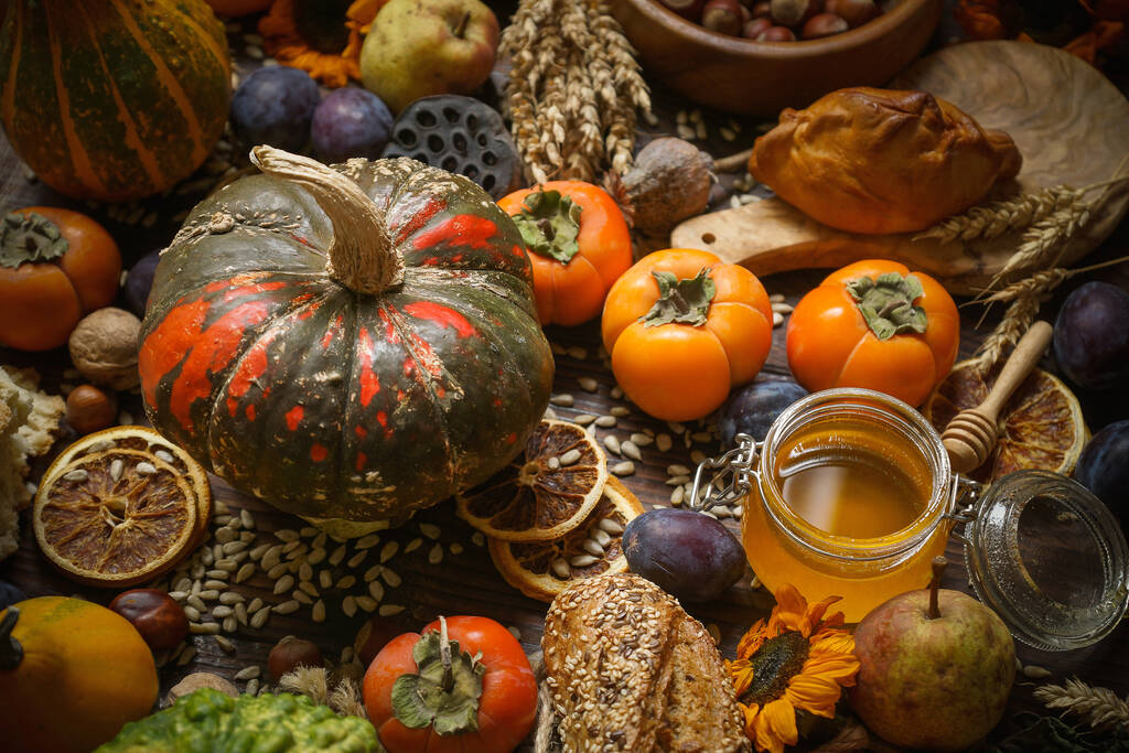 Pumpkins, Trabzon hurması, tahıl, ekmek, tohumlar ve fındık ahşap zemin, hasat - Fotoğraf, Görsel