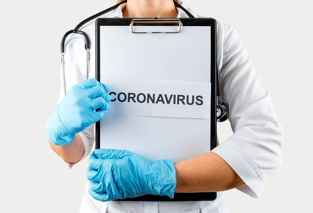 nő orvos fehér egyenruha holding fórumon szöveges Coronavirus. 2019-nCoV. - Fotó, kép