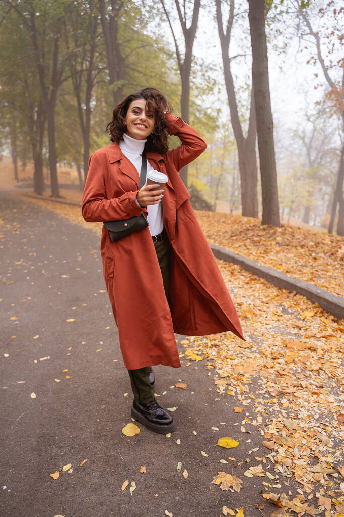 vzrušená dáma s kávou v parku stock fotografie - Fotografie, Obrázek