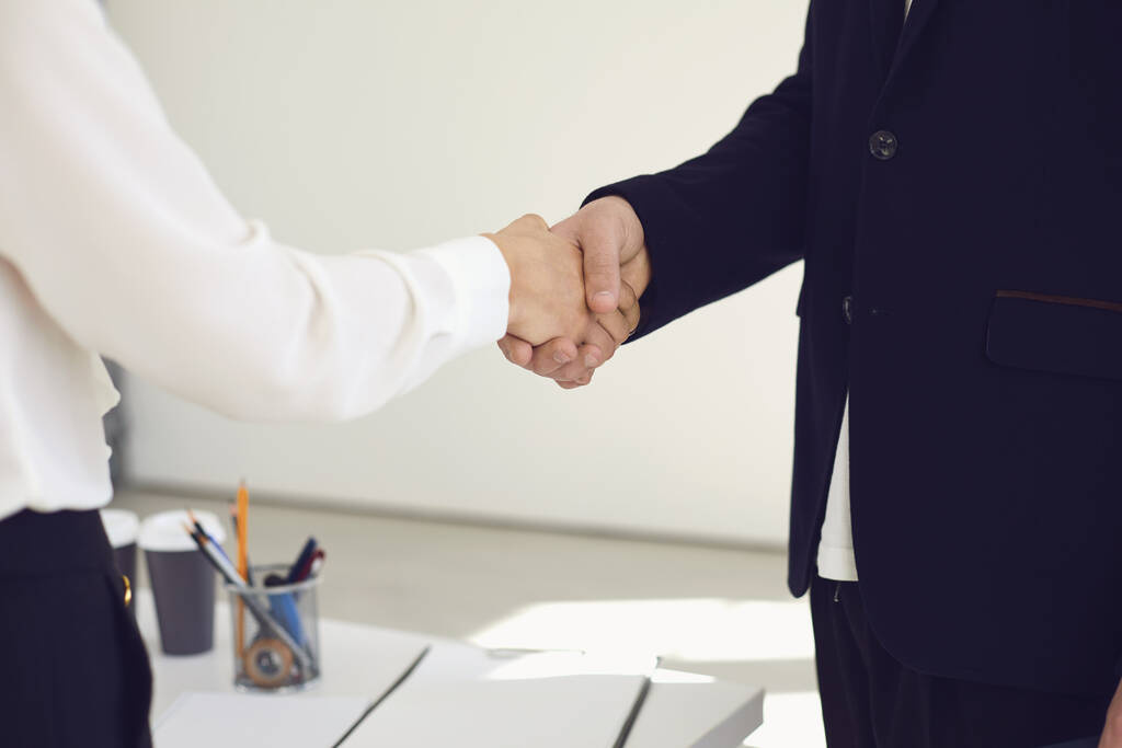 握手会で握手をするビジネスマンはオフィスで成功した契約を結ぶ. - 写真・画像