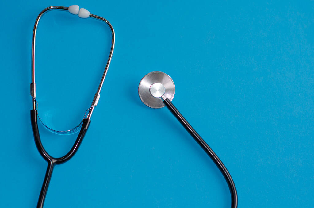 Stethoskop auf blauem Hintergrund. medizinisches Konzept, Gesundheitsversorgung und die Diagnose einer Lungenentzündung beim Coronavirus. - Foto, Bild