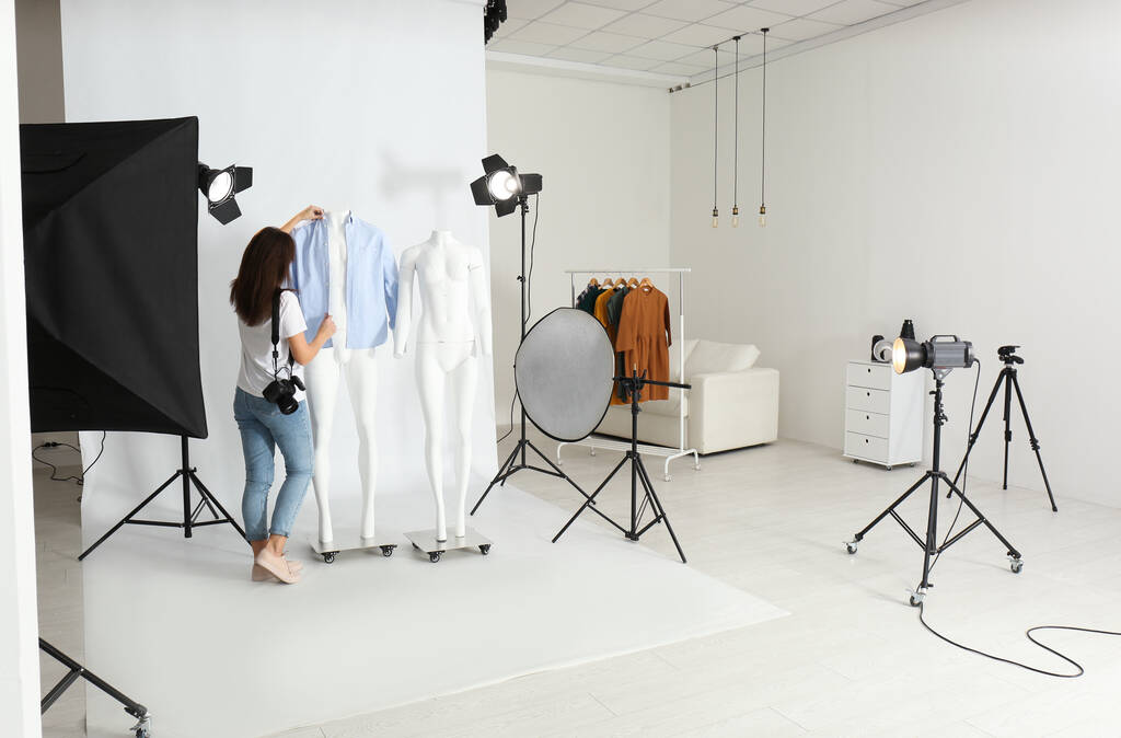 Nainen laittaa vaatteita aave mallinuket ammatillinen valokuva studio - Valokuva, kuva