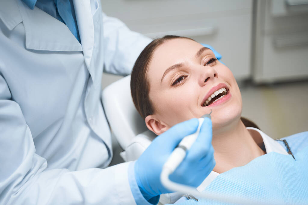 Boldog nő látogatás közben a fogorvos stock fotó - Fotó, kép