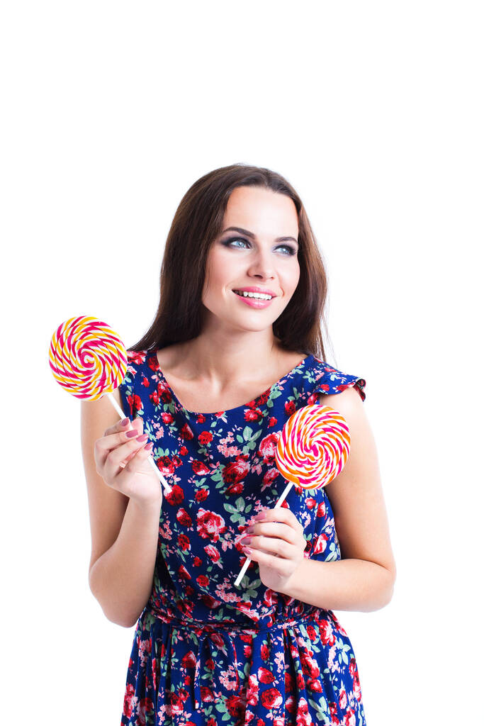 Усміхнена дівчина тримає цукерки льодяник. Солодке життя і кондитерські вироби
. - Фото, зображення