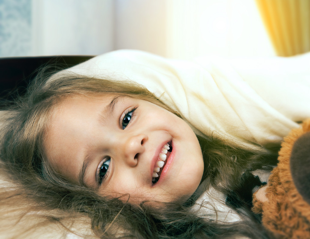 küçük kız gülümsüyor sabaha - Fotoğraf, Görsel