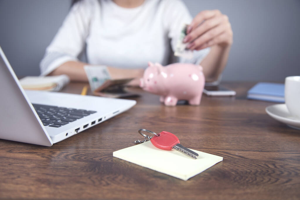mulher mão dinheiro com porquinho banco na mesa de trabalho
 - Foto, Imagem