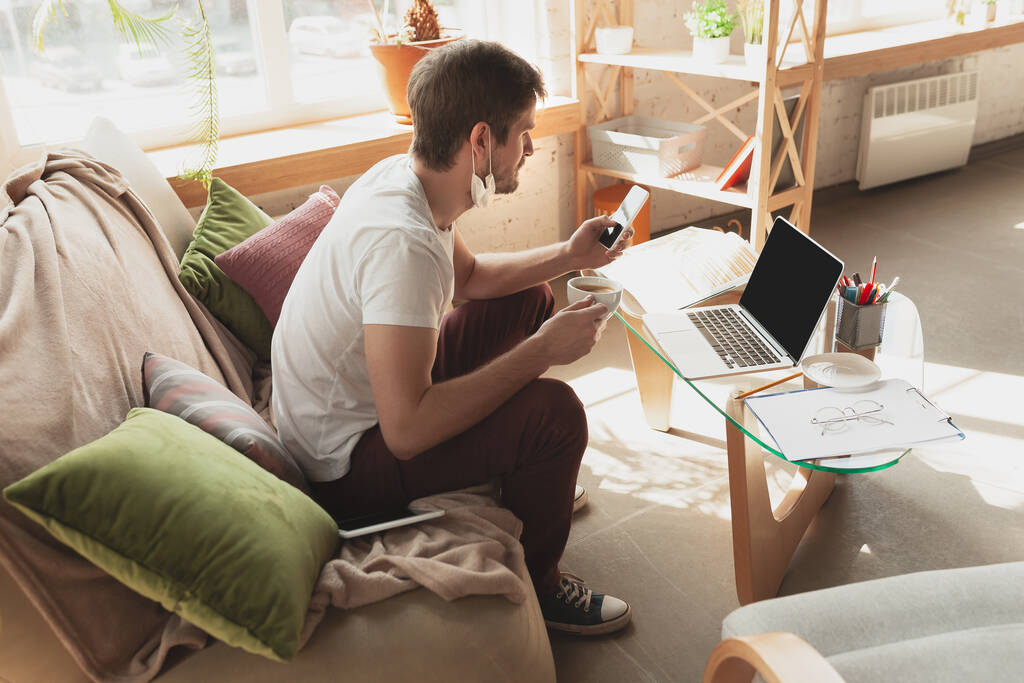 Молодой человек учится дома во время онлайн-курсов для дизайнеров, маркетологов, SEO, аналитиков
 - Фото, изображение