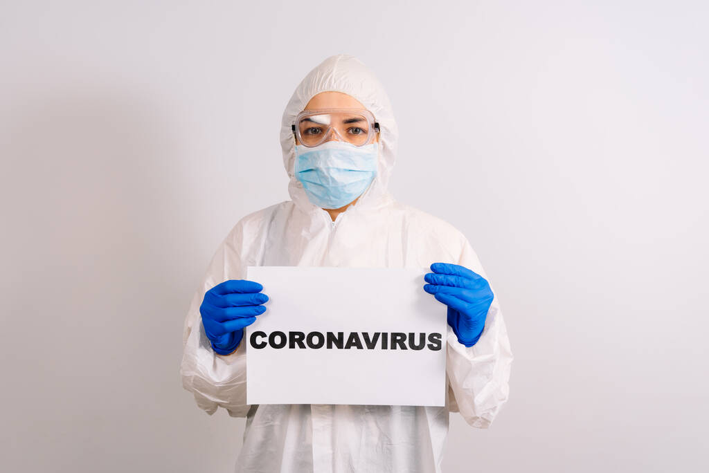 L'infermiere / medico è in possesso di una carta pubblica con la scritta "CORONAVIRUS". Pandemia del 2020. Ferma il coronavirus. COVID-19. Quarantena. coronavirus in Europa / mondo. Vaccino al coronavirus
 - Foto, immagini